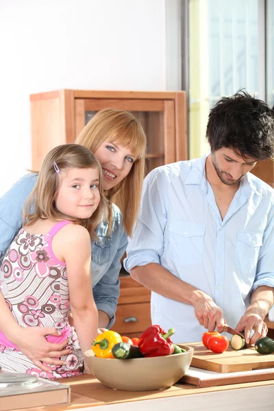 Rodina v jejich kuchyni — Stock fotografie