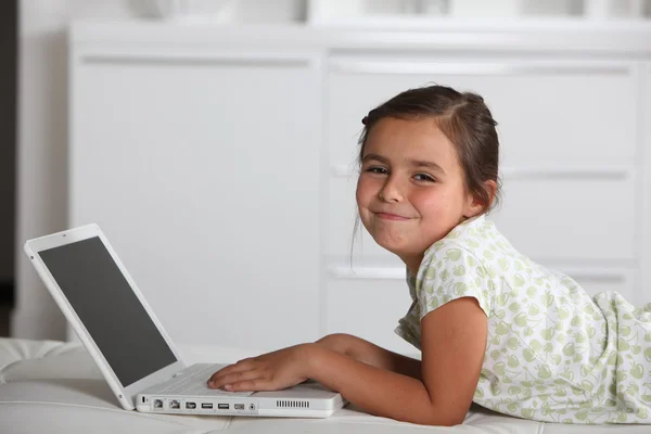 年轻女孩使用的是便携式计算机 — 图库照片