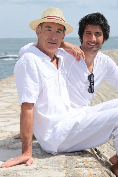 Twee mannen op een pier — Stockfoto