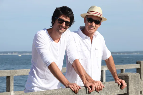 Ojciec i syn stał przy nabrzeżu — Zdjęcie stockowe