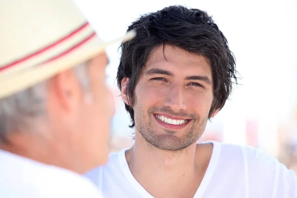 Portret uśmiechnięty mężczyzna młody na zewnątrz — Zdjęcie stockowe