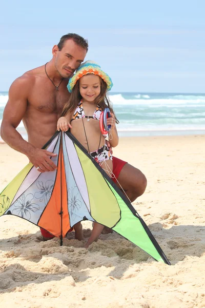 Vater und Tochter mit Drachen — Stockfoto