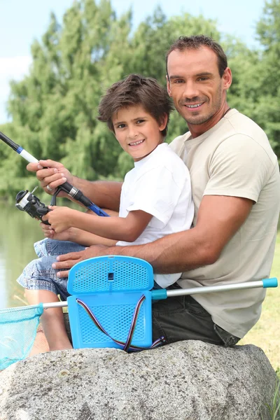 Ojciec i syn łowią ryby — Zdjęcie stockowe