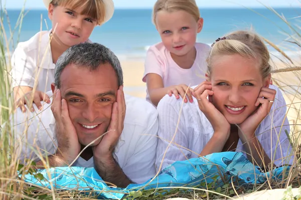 Familia en la playa —  Fotos de Stock
