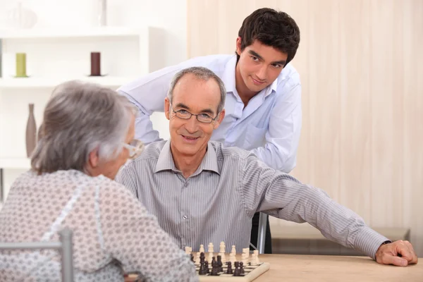 Farföräldrar spelar schack — Stockfoto