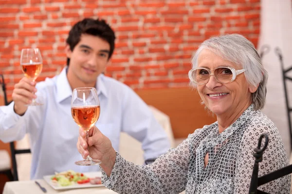 Mormor och barnbarn att ha måltid i restaurang — Stockfoto