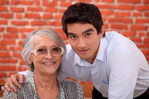 Vnuk a babička v restauraci — Stock fotografie