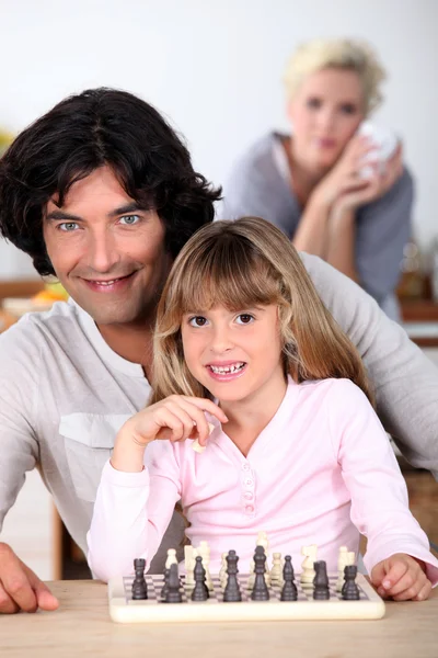 Vater und Tochter spielen Schach — Stockfoto