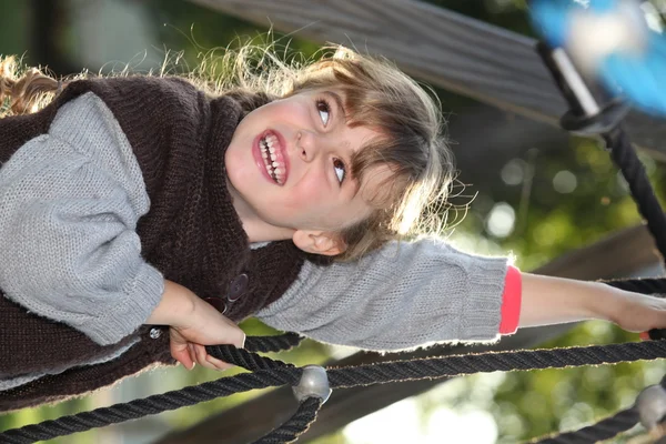 Küçük bir kız üzerinde çerçeve tırmanma eğleniyor — Stok fotoğraf