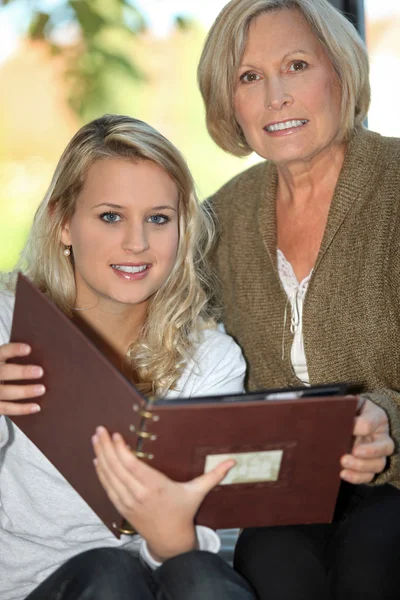Moeder en dochter op zoek via fotoalbum — Stockfoto