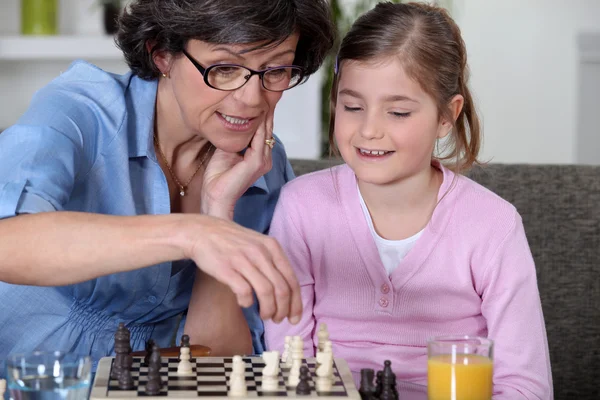 Мать и дочь играют в шахматы . — стоковое фото