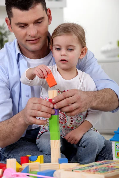 Un padre che gioca con sua figlia . — Foto Stock