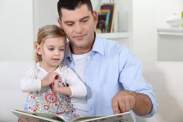 Vader lezen een verhaal aan zijn dochter — Stockfoto
