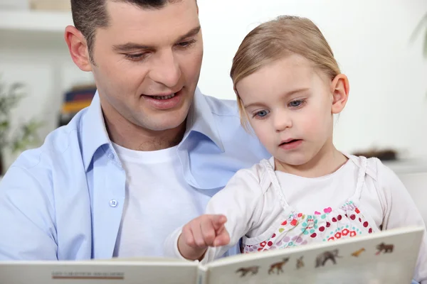 Πατέρα και του κοριτσάκι, διαβάζοντας ένα βιβλίο — Φωτογραφία Αρχείου