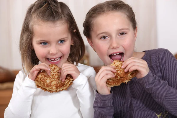 Girls eating pancakes — Stock Photo, Image