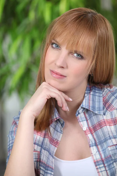 Porträt einer jungen rothaarigen Frau mit blauen Augen — Stockfoto