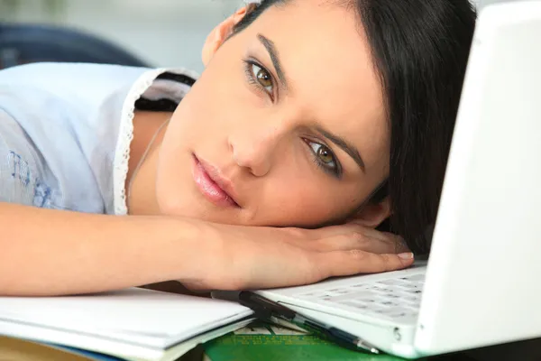 Dívka usínat vedle notebooku — Stock fotografie