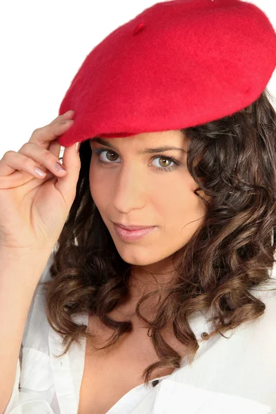 赤いベレー帽でブルネット — ストック写真