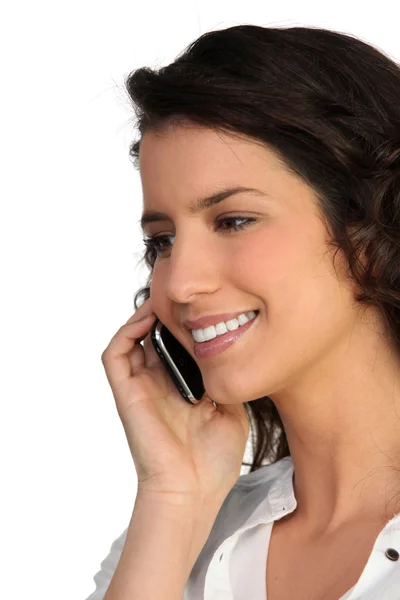 Brunette spreken op mobiele telefoon — Stockfoto