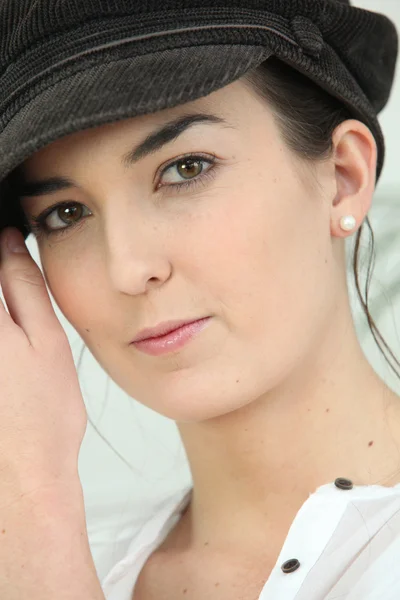 Primo piano di una giovane donna con un berretto da panettiere — Foto Stock