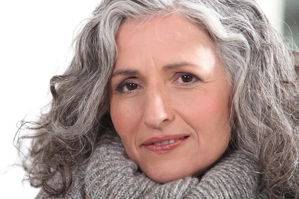 Porträt einer Frau mit dicken grauen Haaren — Stockfoto