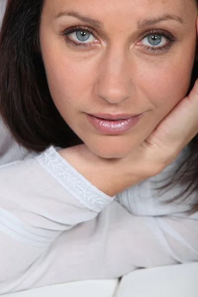 Close-up retrato de doce de olhos azuis morena — Fotografia de Stock