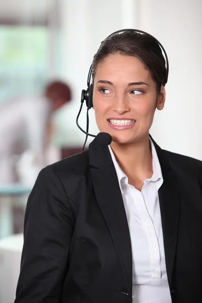 Frau vom Kundendienst lächelt — Stockfoto