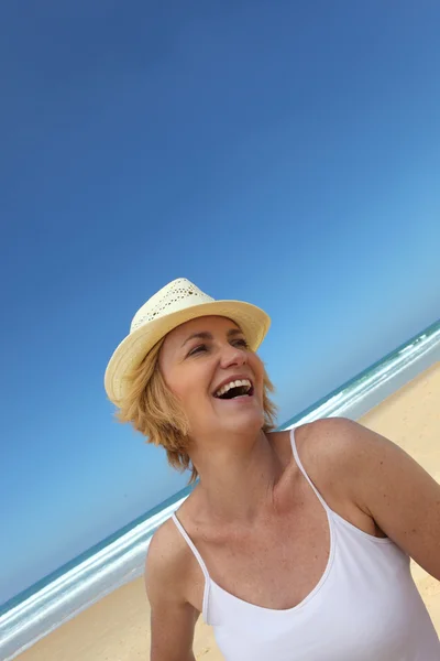 Blond kobieta szczęśliwy owies plaży — Zdjęcie stockowe