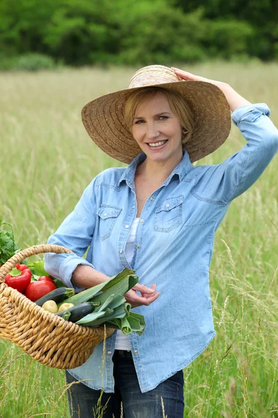 야채 바구니와 함께 웃 고 하는 여자 — 스톡 사진