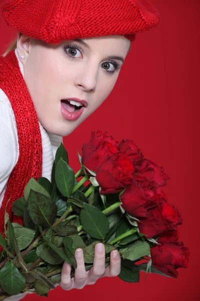 Ritratto di una donna sorpresa che regge delle rose — Foto Stock