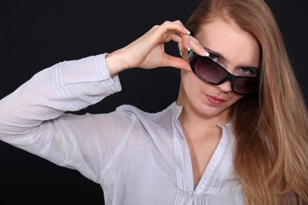 Mulher ajustando seus óculos de sol — Fotografia de Stock