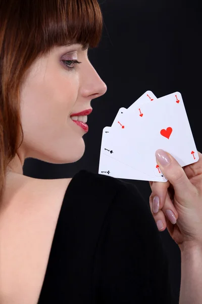 Donna giocatore di poker con quattro assi in mano — Foto Stock