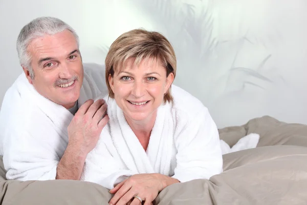 シャワーを浴びた後ベッドに横たわっているカップル — ストック写真