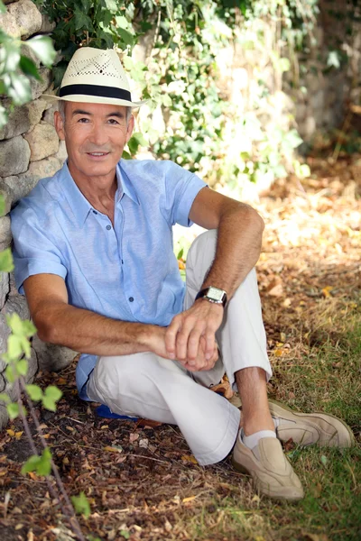 Osoby w podeszłym wieku człowiek relaks w swoim ogrodzie — Zdjęcie stockowe