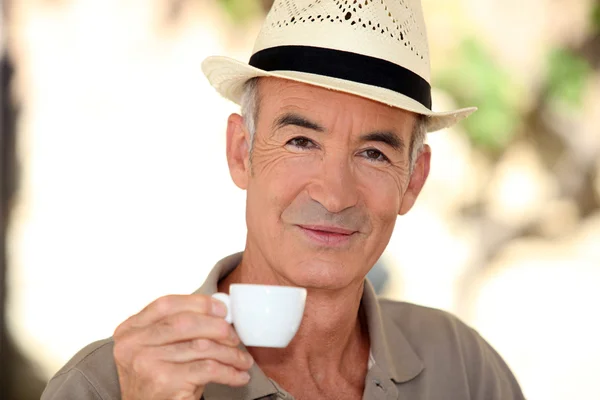 Senior drinken koffie buitenshuis — Stockfoto