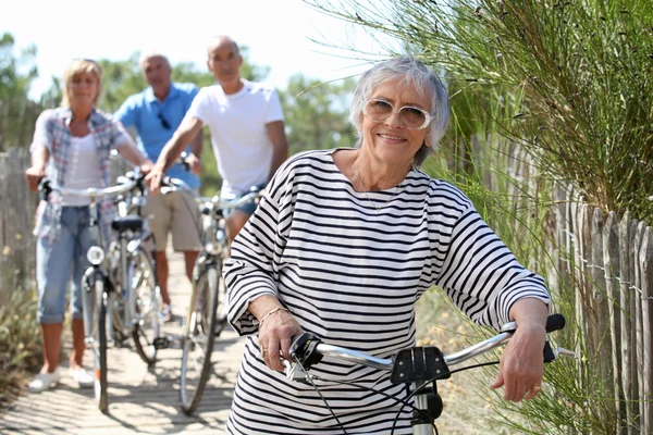 De meia-idade em passeio de bicicleta na praia — Fotografia de Stock