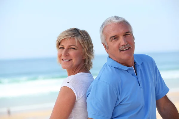 Glückliches Senioren-Paar am Strand — Stockfoto