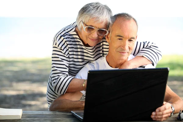 밖에 서 컴퓨터를 하 고 65 세 부부 — 스톡 사진