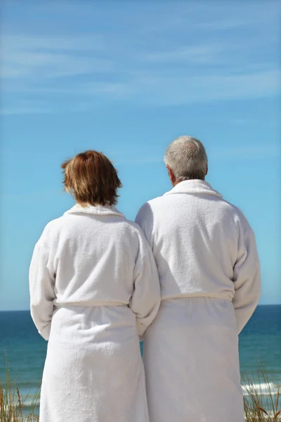Vzorný manželský pár na pláži — Stock fotografie
