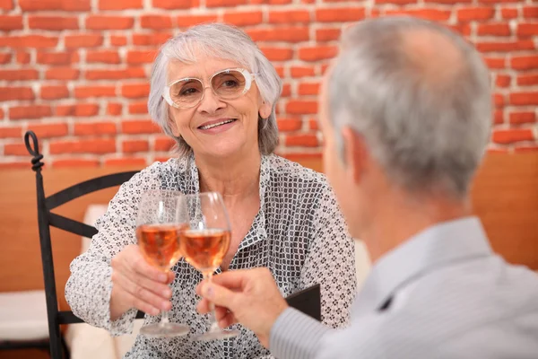 Seniorenpaar in einem Restaurant — Stockfoto