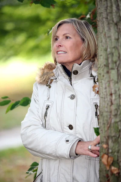 Vrouw naast een boom — Stockfoto