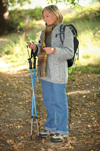 Senior dame op een bergwandeling — Stockfoto