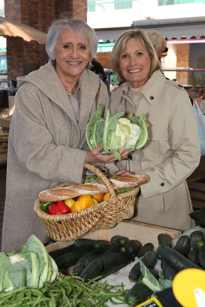 Seniorinnen am Markt — Stockfoto