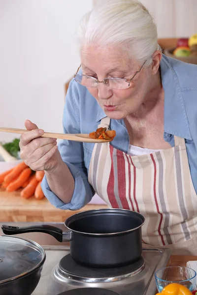 Una abuela cocinando . —  Fotos de Stock