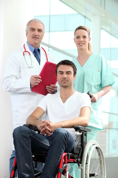Paciente hospitalar em cadeira de rodas — Fotografia de Stock
