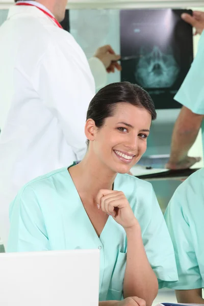 Χαμογελαστά νοσοκόμα σε ένα Ακτινολογίας — Φωτογραφία Αρχείου