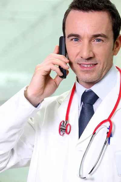 Arzt telefoniert — Stockfoto