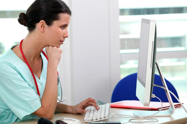 Enfermera trabajando en el ordenador — Foto de Stock