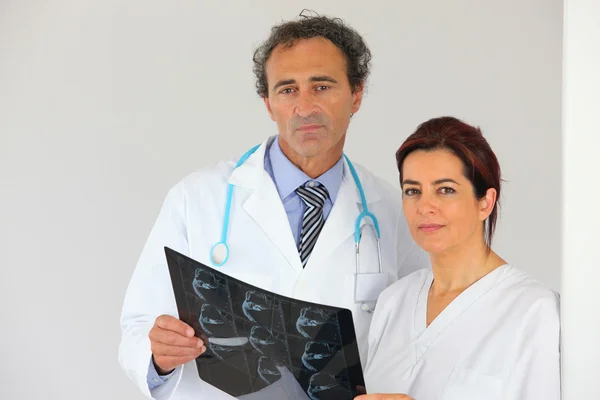 Doctors looking at an x-ray — Stock Photo, Image