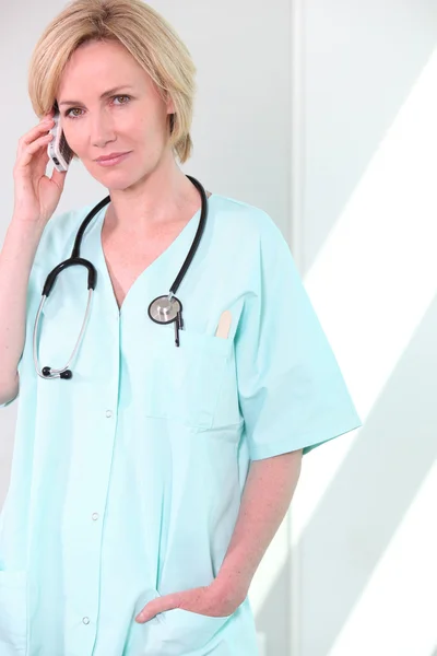 Pielęgniarka na telefon — Zdjęcie stockowe
